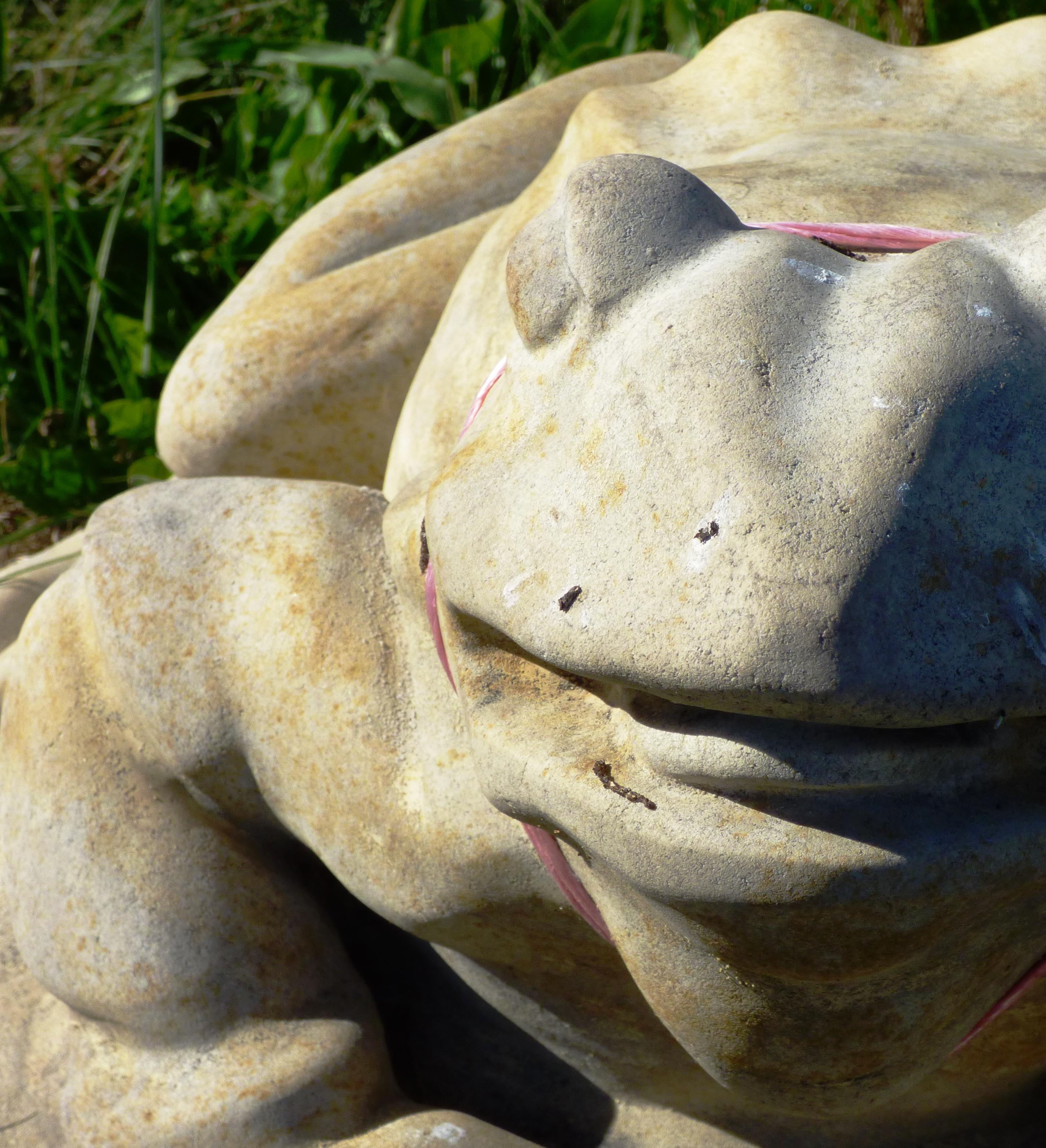 Gartenfrosch auf Stein Historische Bauelemente Jetzt